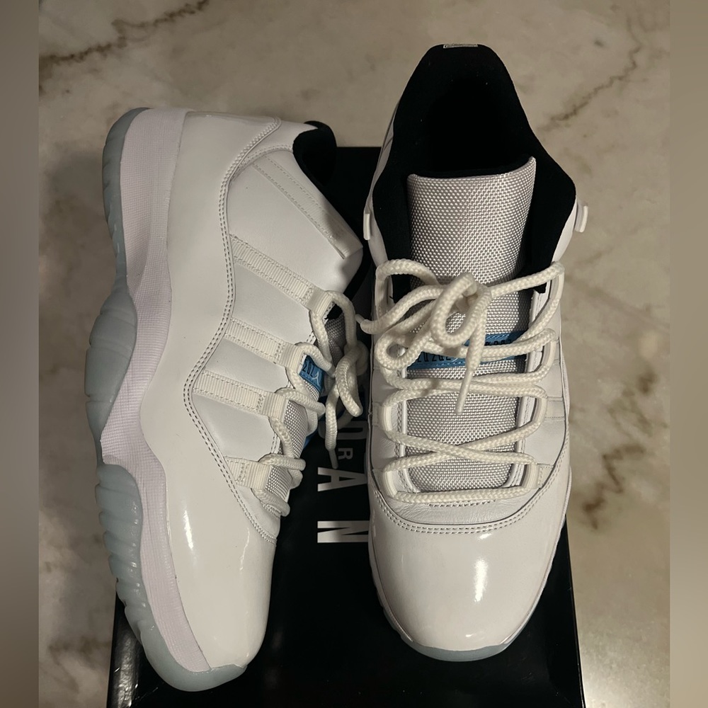 Great condition come with the box and also doing shipping as well✅🚍
